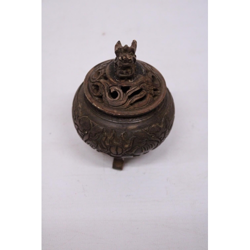 327 - A METAL (POSSIBLY BRONZE) TRIPOD INCENSE HOLDER WITH FOO DOG FINIAL