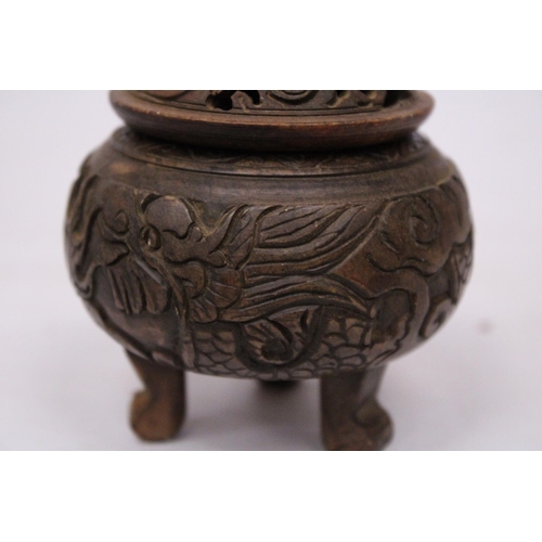 327 - A METAL (POSSIBLY BRONZE) TRIPOD INCENSE HOLDER WITH FOO DOG FINIAL