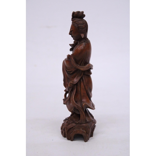 332 - A CHINESE CARVED ROOTWOOD FIGURE OF A GEISHA GIRL, HEIGHT 19.5 CM