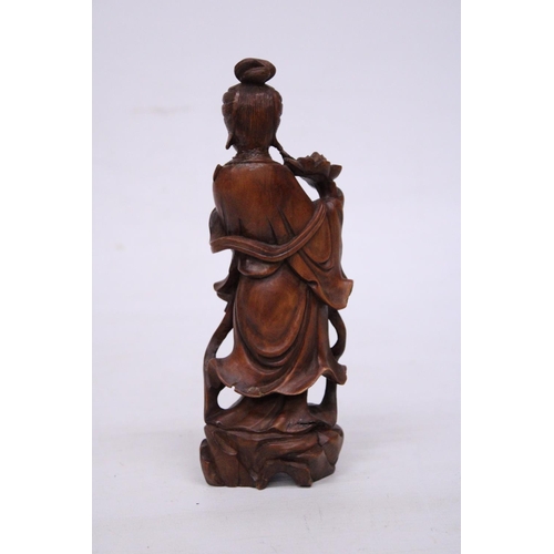 332 - A CHINESE CARVED ROOTWOOD FIGURE OF A GEISHA GIRL, HEIGHT 19.5 CM