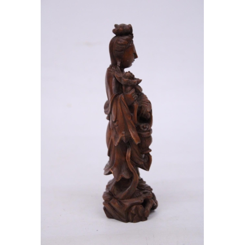 332 - A CHINESE CARVED ROOTWOOD FIGURE OF A GEISHA GIRL, HEIGHT 19.5 CM