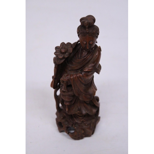 332 - A CHINESE CARVED ROOTWOOD FIGURE OF A GEISHA GIRL, HEIGHT 19.5 CM