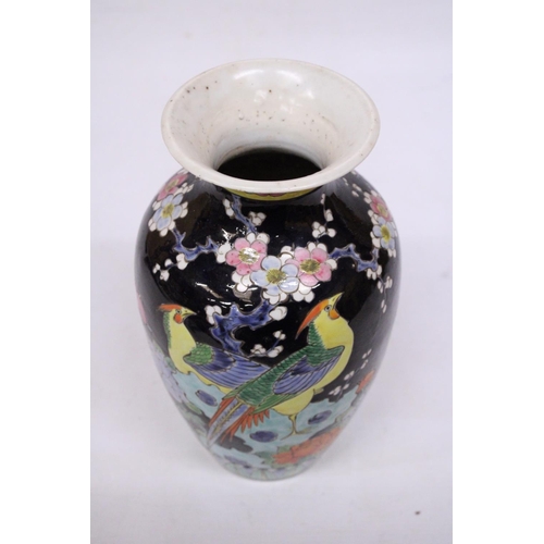 334 - A VINTAGE MID CENTURY JAPANESE VASE FEATURING COLOURFUL PHEASANTS, LOTUS AND CHERRY BLOSSOMS ON A BL... 