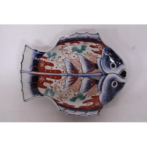 336 - AN IMARI PORCELAIN FISH PLATE