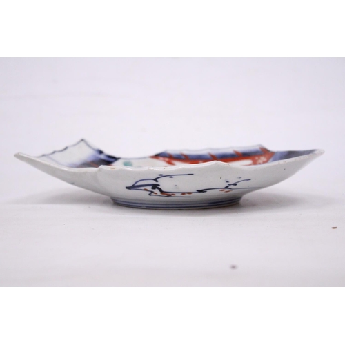 336 - AN IMARI PORCELAIN FISH PLATE