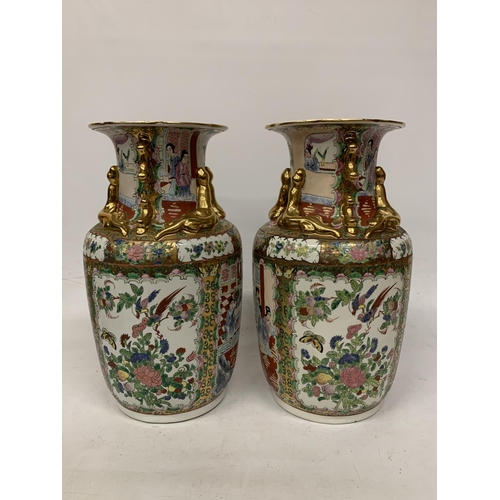 305 - A LARGE PAIR OF CHINESE FAMIILLE ROSE VASES WITH LIZARD MOULDED NECK AND LION HANDLES - 39 CM