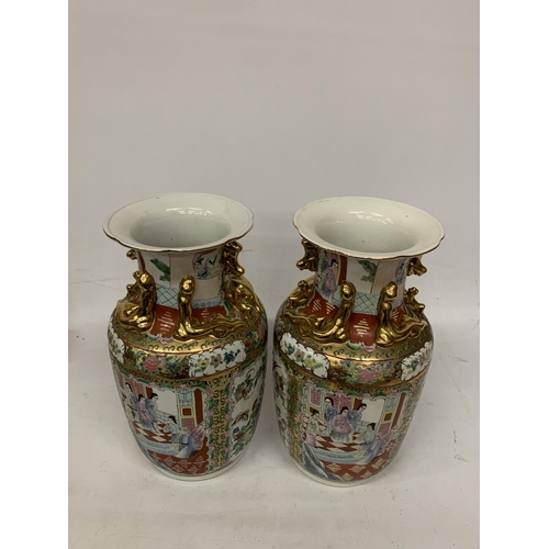 305 - A LARGE PAIR OF CHINESE FAMIILLE ROSE VASES WITH LIZARD MOULDED NECK AND LION HANDLES - 39 CM