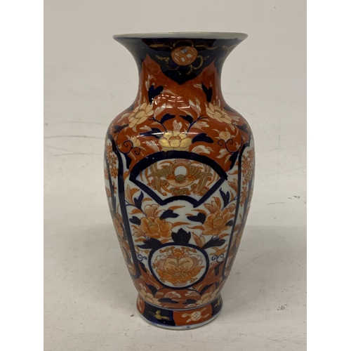 307 - AN IMARI JAPANESE VASE - BLUE & ORANGE - 25 CM