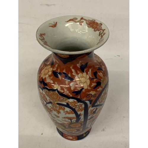 307 - AN IMARI JAPANESE VASE - BLUE & ORANGE - 25 CM