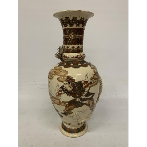 309 - A LARGE 19TH CENTURY JAPANESE SATSUMA VASE DECORATED WITH SAMURAI WARRIORS AND DRAGON DETAIL - APPRO... 