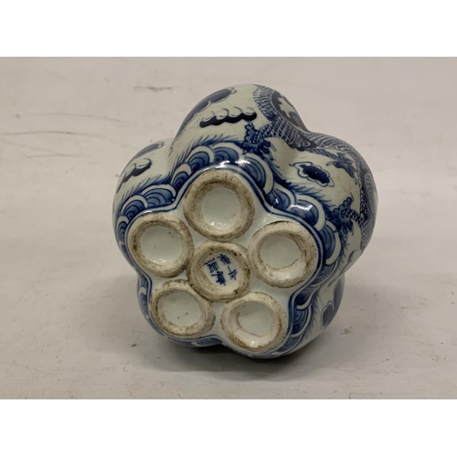 311 - A CHINESE UNDERGLAZED BLUE 5-LOBED PORCELAIN BULB POT DECORATED WITH DRAGONS - CHARACTER BASE MARK