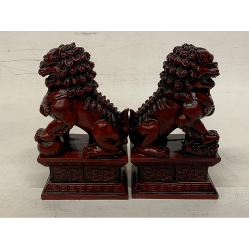 317 - A PAIR OF VINTAGE MAJESTIC ASIAN RED FOO DOG FIGURES - APPROX 28 CM