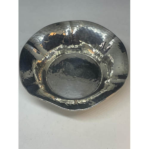 100 - A STERLING SILVER CIRCULAR DISH