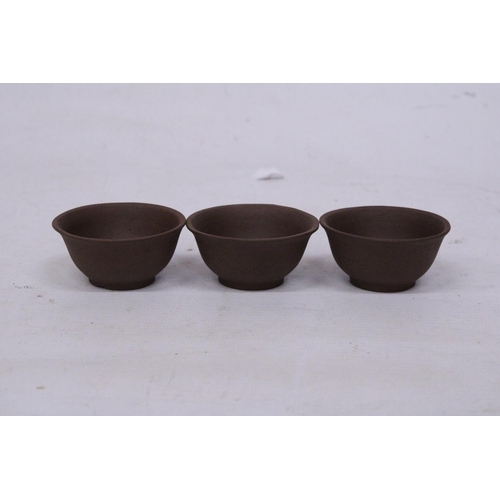 340 - A SET OF THREE CHINESE YIXING STYLE CLAY TEA BOWLS, DIAMETER 6CM