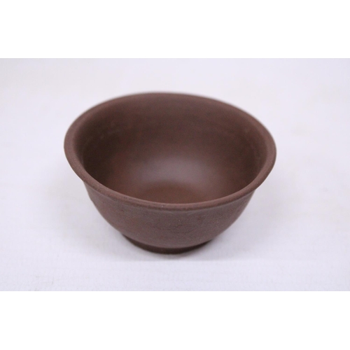 340 - A SET OF THREE CHINESE YIXING STYLE CLAY TEA BOWLS, DIAMETER 6CM