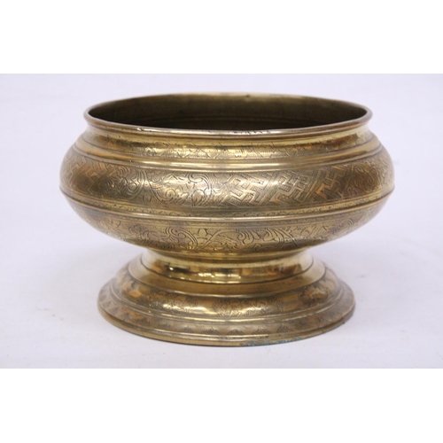 341 - A VINTAGE MIDDLE EASTERN BRASS PEDESTAL BOWL, HEIGHT 13CM