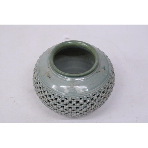 342 - A MID 20TH CENTURY CHINESE KOREAN EXPORT RETICULATED POT / VASE, SIGNED, HEIGHT 15 CM