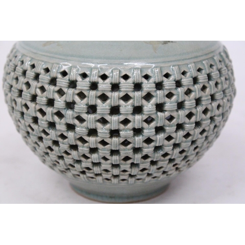 342 - A MID 20TH CENTURY CHINESE KOREAN EXPORT RETICULATED POT / VASE, SIGNED, HEIGHT 15 CM