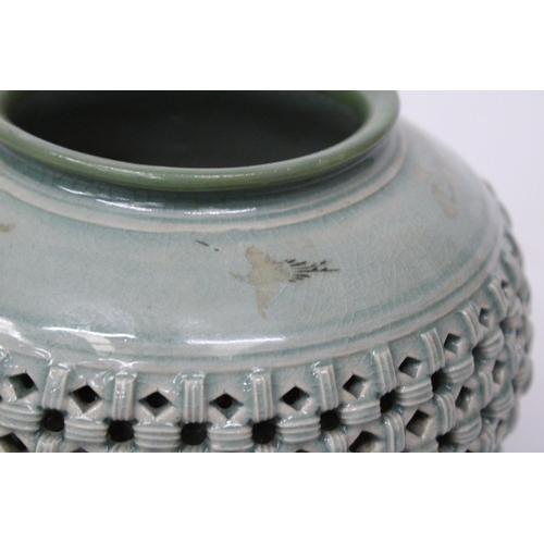 342 - A MID 20TH CENTURY CHINESE KOREAN EXPORT RETICULATED POT / VASE, SIGNED, HEIGHT 15 CM