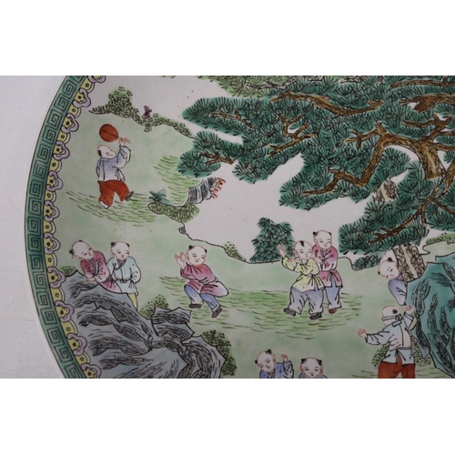 344 - A LARGE CHINESE FAMILLE VERTE CHARGER WITH BOYS AT PLAY SCENE, FOUR CHARACTER MARK TO BASE