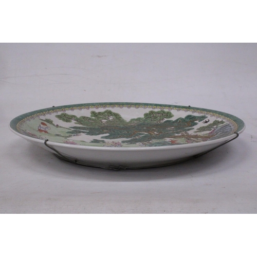 344 - A LARGE CHINESE FAMILLE VERTE CHARGER WITH BOYS AT PLAY SCENE, FOUR CHARACTER MARK TO BASE