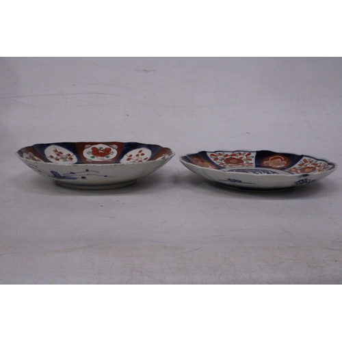 348 - A PAIR OF LOBED JAPANESE IMARI PATTERNED PLATES - 22 CM DIAMETER