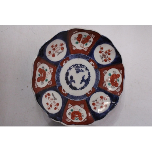 348 - A PAIR OF LOBED JAPANESE IMARI PATTERNED PLATES - 22 CM DIAMETER