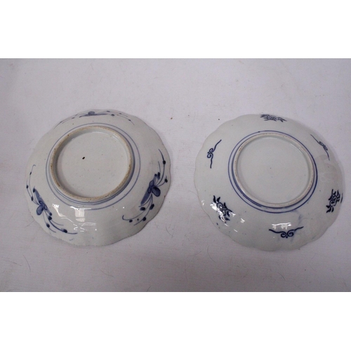 348 - A PAIR OF LOBED JAPANESE IMARI PATTERNED PLATES - 22 CM DIAMETER