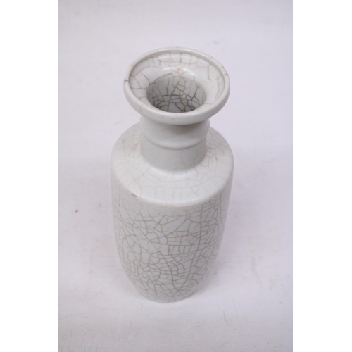 350 - A CHINESE WHITE CRACKLED PORCELAIN VASE - 27 CM