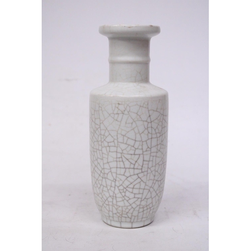 350 - A CHINESE WHITE CRACKLED PORCELAIN VASE - 27 CM