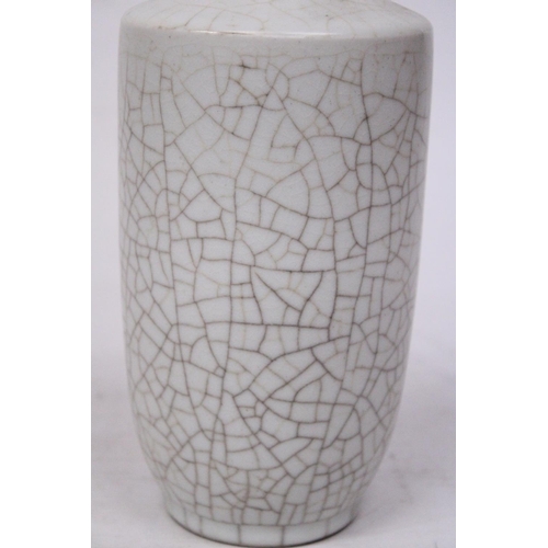 350 - A CHINESE WHITE CRACKLED PORCELAIN VASE - 27 CM