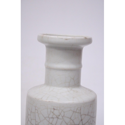 350 - A CHINESE WHITE CRACKLED PORCELAIN VASE - 27 CM