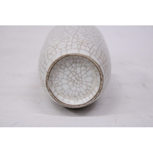 350 - A CHINESE WHITE CRACKLED PORCELAIN VASE - 27 CM