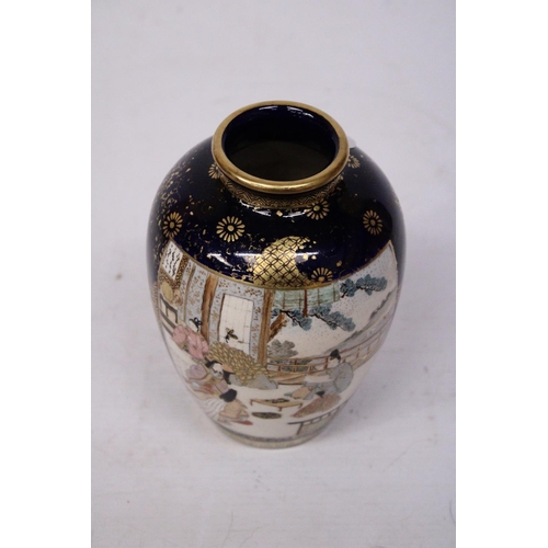 351 - A VINTAGE SATSUMA MEIJI COBALT AND GOLD POTTERY VASE - APPTOX 16 CM