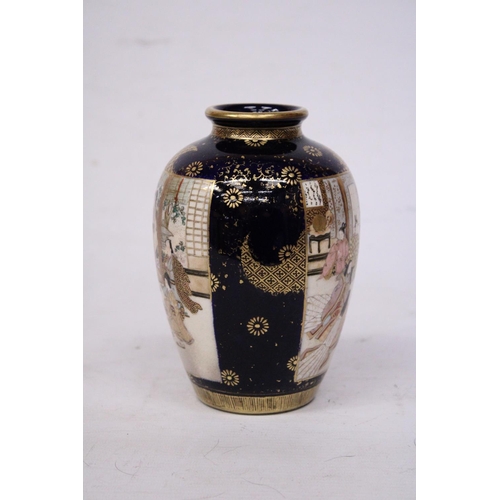 351 - A VINTAGE SATSUMA MEIJI COBALT AND GOLD POTTERY VASE - APPTOX 16 CM