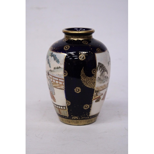 351 - A VINTAGE SATSUMA MEIJI COBALT AND GOLD POTTERY VASE - APPTOX 16 CM