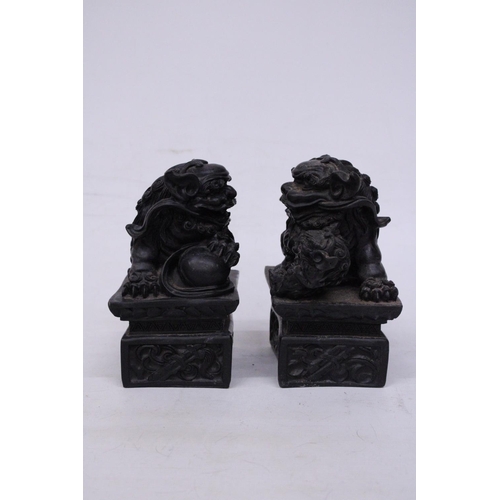 352 - A VINTAGE PAIR OF CHINESE FOO FU DOG/GUARDIAN LION FIGURES