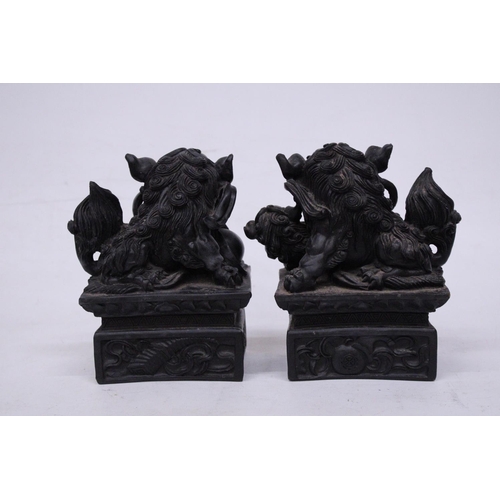 352 - A VINTAGE PAIR OF CHINESE FOO FU DOG/GUARDIAN LION FIGURES