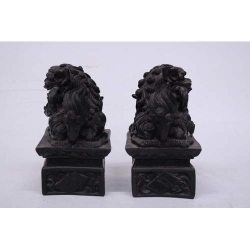 352 - A VINTAGE PAIR OF CHINESE FOO FU DOG/GUARDIAN LION FIGURES