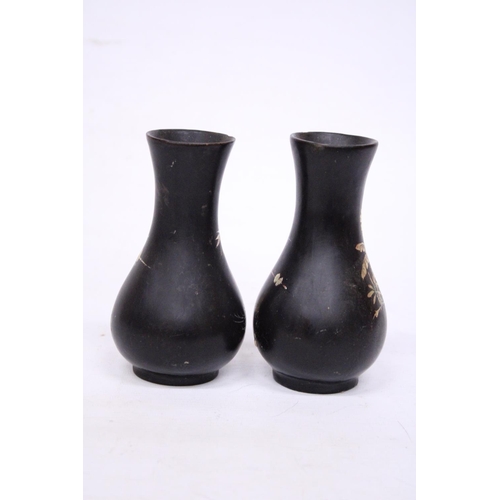 362 - A PAIR OF FOOTED WOODEN LACQUER VASES WITH ORIENTAL SCENES - 14 CM (H)