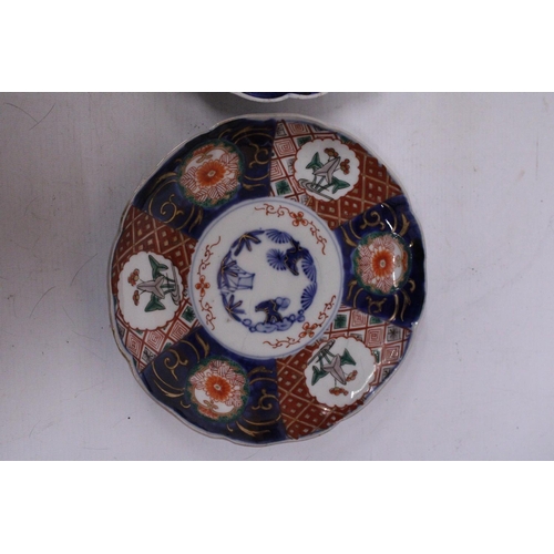 364 - TWO PORCELAIN IMARI PLATES - 21 CM (D)