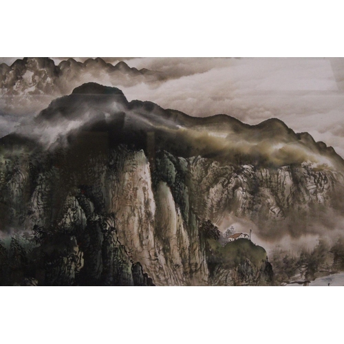 370 - A VERY LARGE FRAMED CHINESE PEN AND INK WATERCOLOUR RIVER MOUNTAIN SCENE - 68 CM X 133 CM WITH CHARA... 