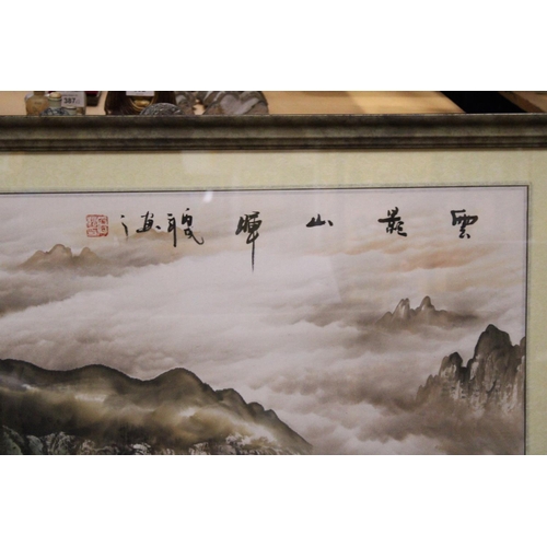 370 - A VERY LARGE FRAMED CHINESE PEN AND INK WATERCOLOUR RIVER MOUNTAIN SCENE - 68 CM X 133 CM WITH CHARA... 