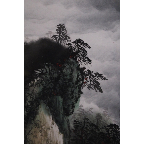 370 - A VERY LARGE FRAMED CHINESE PEN AND INK WATERCOLOUR RIVER MOUNTAIN SCENE - 68 CM X 133 CM WITH CHARA... 