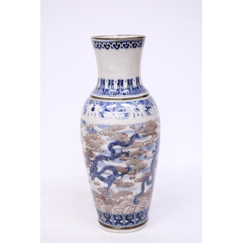 379 - A LARGE PORCELAIN CHINESE GLAZED CRACKLEWARE VASE PORTRAYING DRAGONS WITH CHARACTER MARKS TO THE BAS... 