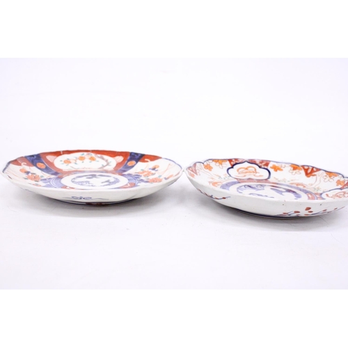 380 - TWO ANTIQUE JAPANESE IMARI HAND PAINTED LOBED EDGED PLATES - 21 AND 22 CM