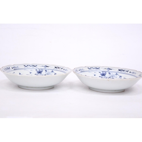 384 - TWO HANDPAINTED BLUE AND WHITE JAPANESE PORCELAIN BOWLS - MATSUMINE KILN - 16 CM DIAMETER