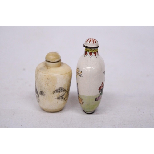 387 - AN ANTIQUE CHINESE CLOISONNE ENAMELLED SNUFF/SCENT BOTTLE SIGNED TO THE BASE PLUS A VINTAGE CHINESE ... 