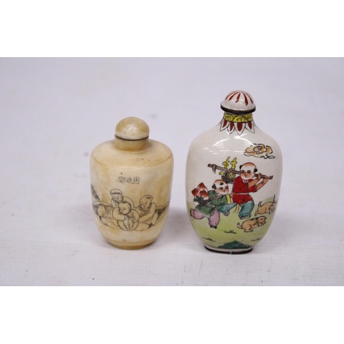 387 - AN ANTIQUE CHINESE CLOISONNE ENAMELLED SNUFF/SCENT BOTTLE SIGNED TO THE BASE PLUS A VINTAGE CHINESE ... 