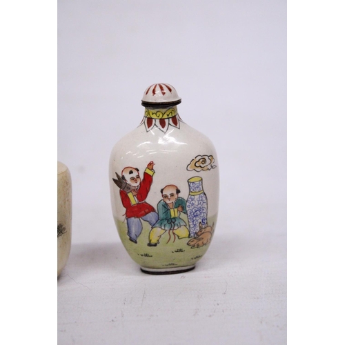 387 - AN ANTIQUE CHINESE CLOISONNE ENAMELLED SNUFF/SCENT BOTTLE SIGNED TO THE BASE PLUS A VINTAGE CHINESE ... 